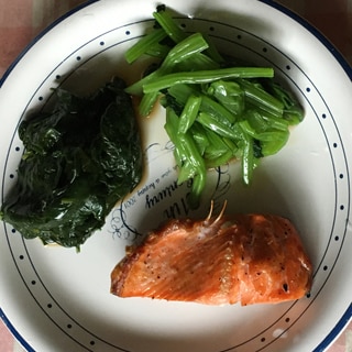 生鮭、べんり菜、おかわかめのプレート